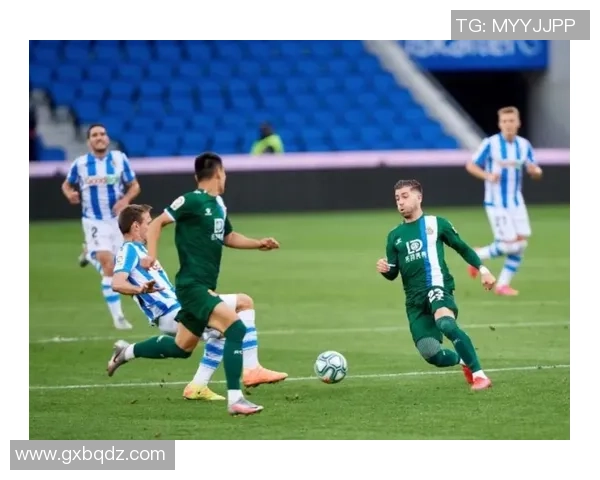 足总杯精彩对决:里昂与利物浦激战成平局逆转瞬间引发全场热潮 足总杯精彩对决:里昂与利物浦激战成平局逆转瞬间引发全场热潮